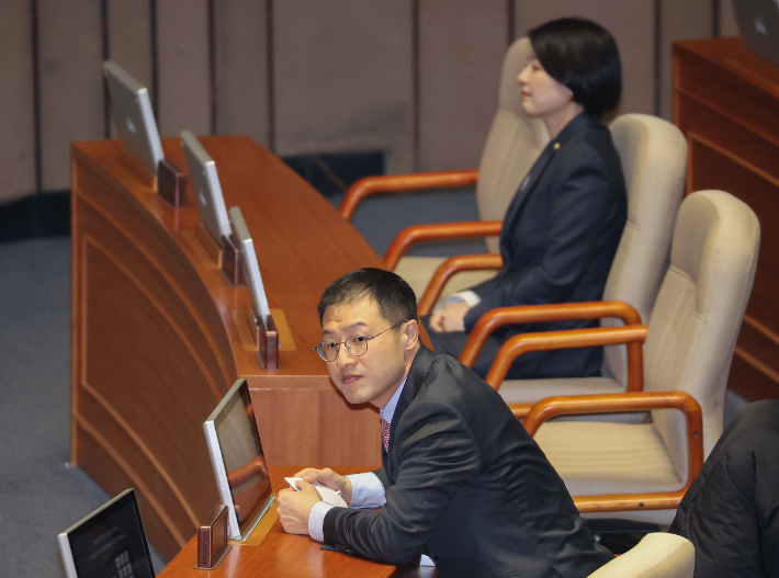 국민의힘 김상욱 의원이 9일 오후 '윤석열 대통령 위헌적 비상계엄 선포 내란혐의 및 제주항공 여객기 참사 진상규명'과 관련 긴급현안질의를 위한 본회의에 참석해 있다. 연합뉴스