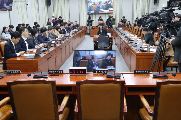 8일 오전 여당 의원들이 불참한 국회 운영위원회 전체회의에서 '12·3 계엄 사태' 관련 현안 질의 증인으로 채택된 대통령실 정진석 비서실장, 박종준 경호처장 등 불출석 증인들의 자리가 비어 있다. 연합뉴스