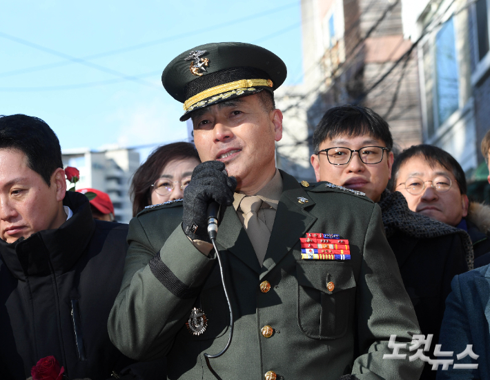 해병대 채 상병 순직 사건과 관련해 항명 및 상관명예훼손 혐의로 기소된 박정훈 전 해병대 수사단장(대령)이 9일 오전 서울 용산구 중앙지역군사법원에서 열린 1심 선고공판에서 무죄를 선고 받은 후 입장을 밝히고 있다. 황진환 기자