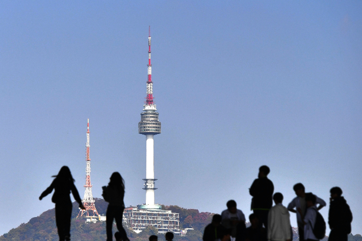 서울 용산구 국립중앙박물관에서 바라본 남산 방향 하늘이 푸른 모습을 보이고 있다. 류영주 기자
