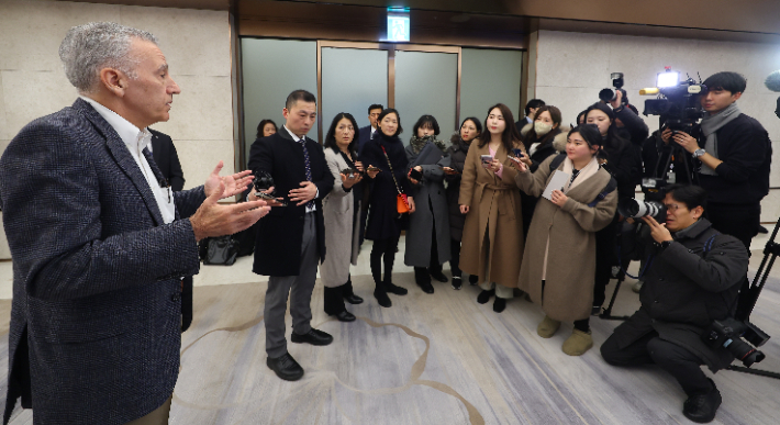 임기를 끝내고 귀임하는 필립 골드버그 주한미국대사가 7일 오전 인천국제공항 제2여객터미널 귀빈실에서 미국으로 출국하기에 앞서 한국 취재진과 약식 인터뷰를 하고 있다. 연합뉴스