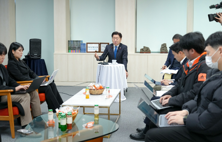 오영훈 제주지사가 9일 도청 소통회의실에서 기자단과 간담회를 하고 있다. 제주도 제공