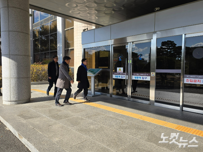  김문수 의원(맨 우측)이 선고 재판 출석을 위해 순천지원에 들어가고 있다. 고영호 기자