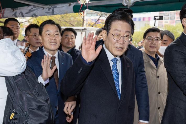 왼쪽부터 이재준 수원시장과 이재명 민주당 대표 모습. 수원특례시 제공