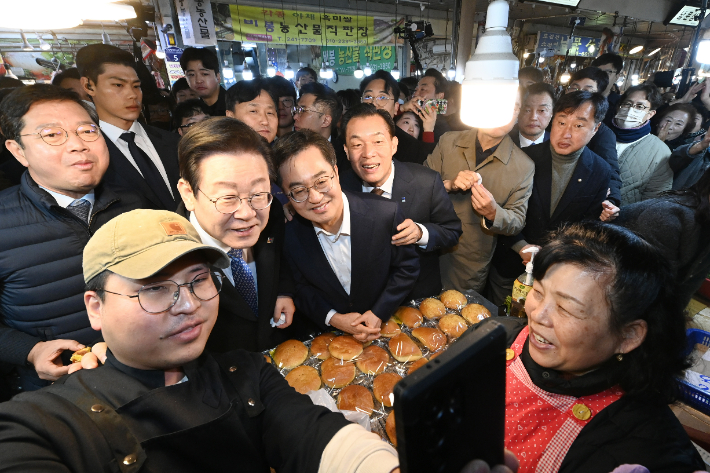 이재명 대표와 김동연 지사, 이재준 시장, 김승원·김영진·김준혁 국회의원 등이 시장 상인들과 기념사진을 찍고 있는 모습. 수원특례시 제공