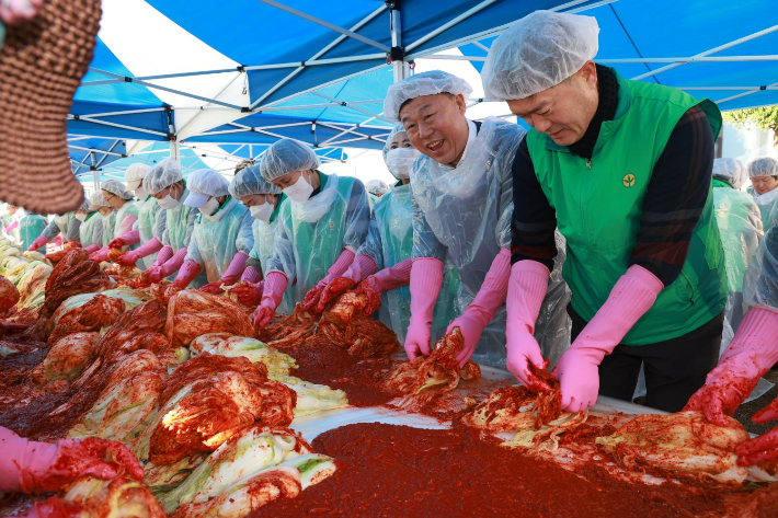 김종훈 동구청장이 동구새마을회와 함께 김장담그기를 하고 있다. 동구청 제공