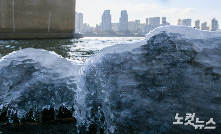 서울 전역에 올 겨울 첫 한파주의보가 발효된 9일 서울 뚝섬 한강 주변에 얼음이 얼어 있다. 기상청은 9일 서울 지역 최저기온이 영하 12도, 체감온도는 영하 19도까지 떨어질 것으로 예보했다. 박종민 기자