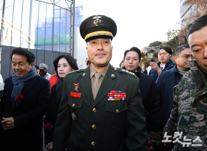 해병대 채 상병 순직 사건과 관련해 항명 및 상관명예훼손 혐의로 기소된 박정훈 전 해병대 수사단장(대령)이 9일 오전 서울 용산구 중앙지역군사법원에서 열린 1심 선고공판에서 무죄를 선고 받은 후 법원을 나서고 있다. 황진환 기자