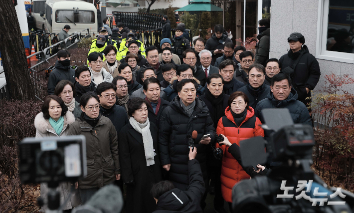 김기현 국민의힘 의원을 비롯한 소속 의원들이 6일 서울 용산구 대통령 관저 앞에 모인 취재진에게 입장을 밝히고 있다. 황진환 기자