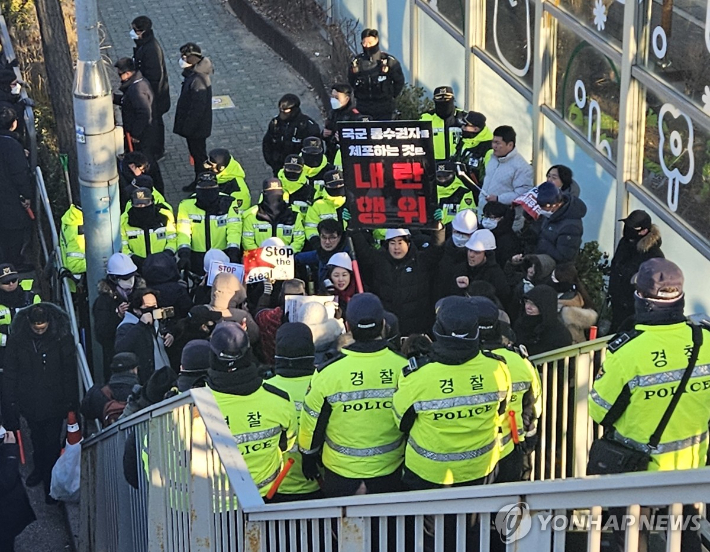 '백골단' 단원들이 서울 용산구 한남동 윤 대통령 관저 인근에서 체포영장 집행에 반대하고 있다. [연합뉴스]