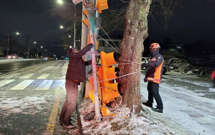 강한 눈보라에 떨어진 신호등. 제주도소방안전본부 제공