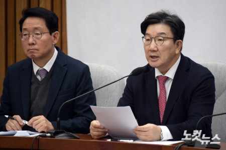 발언하는 권성동 원내대표