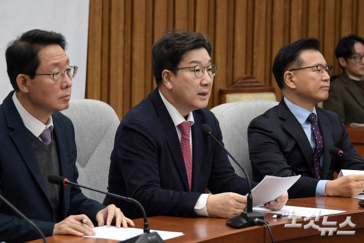 국민의힘 권성동 원내대표가 10일 서울 여의도 국회에서 열린 원내대책회의에서 발언을 하고 있다. 윤창원 기자