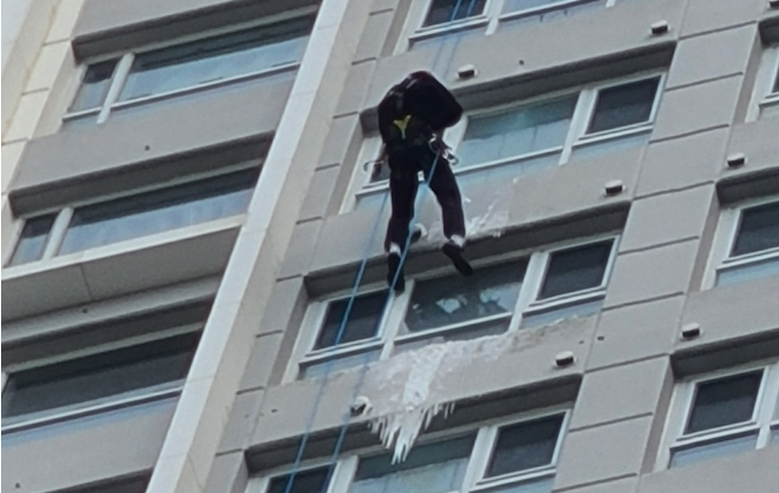 9일 부산 해운대구의 한 건물 외벽에서 고드름을 제거하는 부산소방. 부산소방재난본부 제공