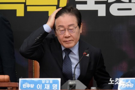 머리 만지는 이재명 대표