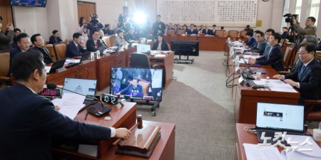 10일 서울 여의도 국회에서 열린 법제사법위원회 전체회의에서 