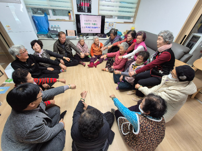 '치매 안심 팔찌'를 차 보이고 있다. 보성군 제공