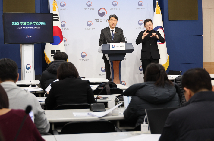 올해 교육부 주요업무 추진계획 관련 업무보고에 앞서 기자단 대상 사전브리핑 중인 이주호 부총리. 교육부 제공