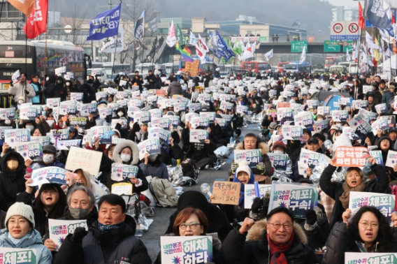 6일 오후 서울 용산구 한남동 대통령 관저 인근에서 민주노총 등 진보단체 회원들이 탄핵 찬성 집회를 하고 있다. 연합뉴스