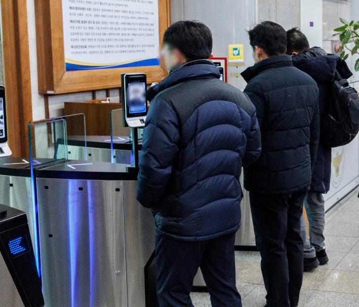 경찰이 윤석열 대통령 2차 체포영장 집행을 앞두고 한남동 대통령 관저 현장에 투입될 지휘관들을 소집한 10일 오후 서울 서대문구 경찰청 본관에 관계자로 추정되는 경찰 관계자들이 들어가고 있다. 연합뉴스