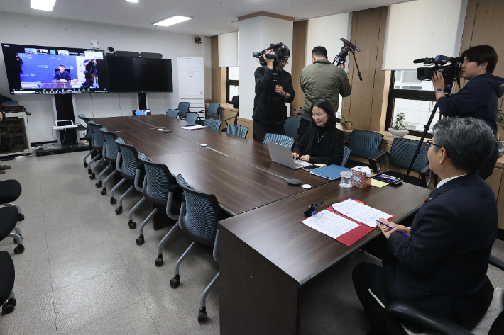 오석환 교육부 차관이 지난 8일 서울 여의도 한국교육시설안전원에서 국가거점국립대학총장협의회(국총협)와 화상 간담회를 진행하는 모습. 연합뉴스