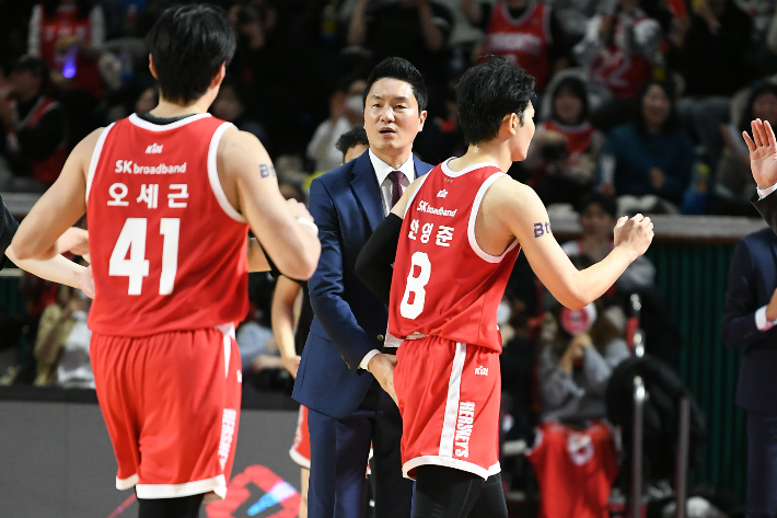 SK 오세근 전희철 감독 안영준. KBL