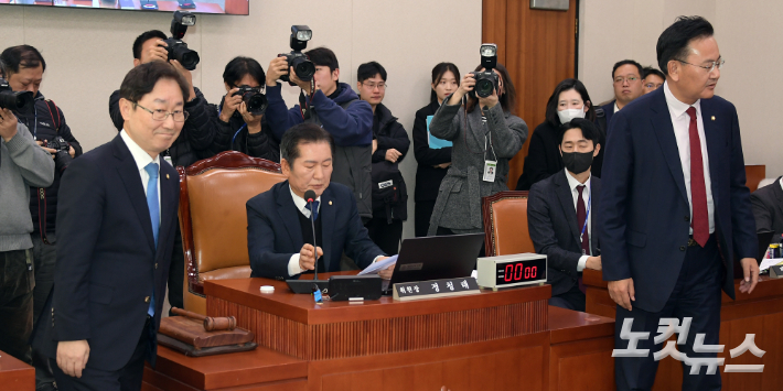 10일 서울 여의도 국회에서 열린 법제사법위원회 전체회의에서 숙려기간 20일을 경과하지 않은 내란 특검법(윤석열 정부의 내란·외환 행위의 진상규명을 위한 특별검사 임명 등에 관한 법률안) 상정에 대해 국민의힘 유상범 간사(오른쪽), 더불어민주당 박범계 간사가 정청래 위원장(가운데)과 대화를 나눈뒤 자리로 돌아가고 있다. 윤창원 기자