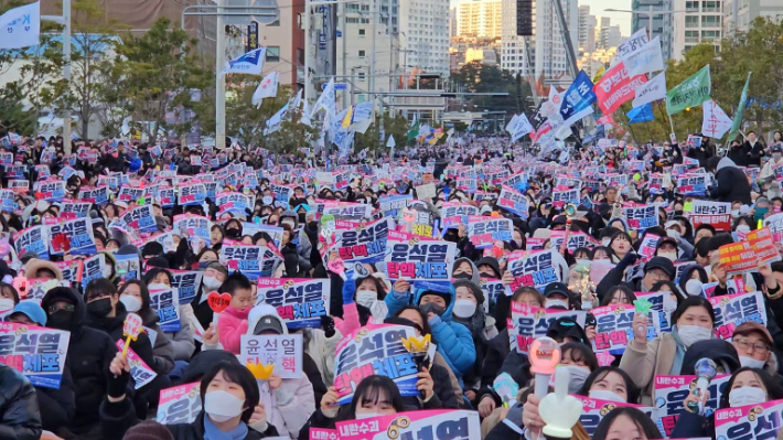 윤석열 대통령에 대한 2차 탄핵안 표결이 열린 14일 부산 부산진구 전포동 일대에 5만 명이 모여 정권 퇴진을 촉구하고 있다.  김혜민 기자 