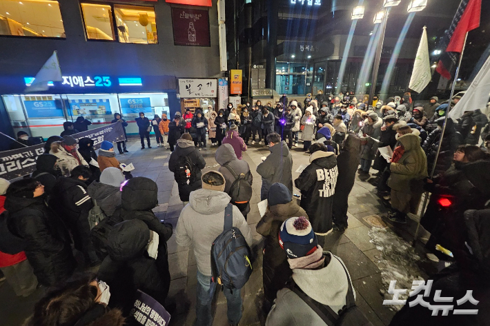기도회 참가자들은 "한달이 넘도록 불안과 분노를 느끼며 흐트러진 일상을 살아가고 있다"며 "하지만 두려움과 절망에 멈추지 않고, 불법과 불의에 저항하며 그 어느 때보다 뜨겁고 힘 있게 연대하겠다"고 다짐했다.