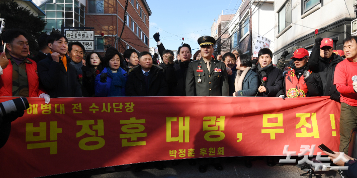 해병대 채 상병 순직 사건과 관련해 항명 및 상관명예훼손 혐의로 기소된 박정훈 전 해병대 수사단장(대령)이 9일 오전 서울 용산구 중앙지역군사법원에서 열린 1심 선고공판에서 무죄를 선고 받은 후 입장을 밝히고 있다. 황진환 기자