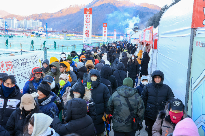 화천 산천어축제 개막 첫날, 축제장을 찾은 관광객은 10만9천여명으로 집계됐다. 화천군 제공 