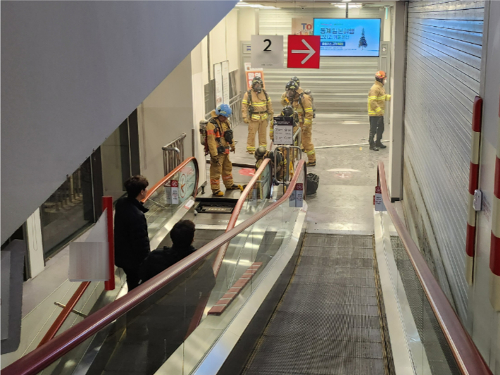 10일 오후 부산 해운대구의 한 대형마트에서 무빙워크에 불이 나 60여 명이 대피했다. 부산소방재난본부 제공