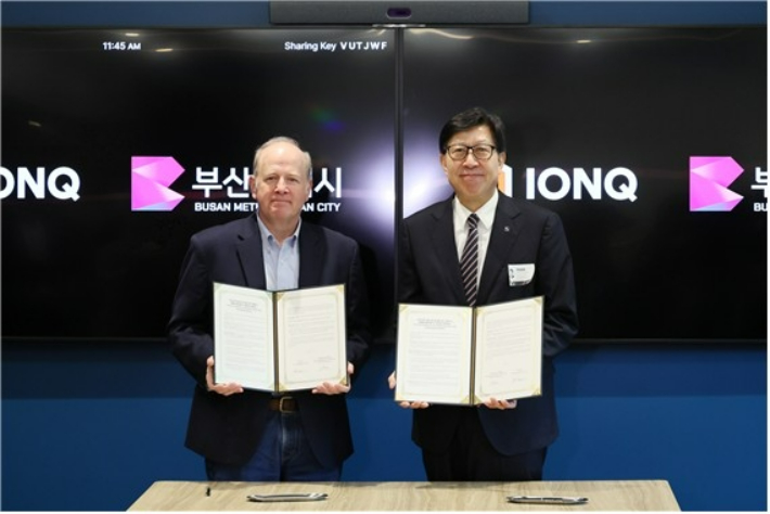 박형준 부산시장이 미국에서 IT기업 IONQ와 양자과학기술 산업육성 업무협약을 체결했다. 부산시 제공