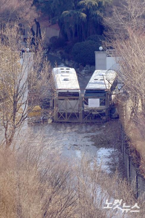 윤석열 대통령에 대한 체포영장 2차 집행을 앞둔 12일 서울 용산구 한남동 대통령 관저 진입로에 펜스와 차벽이 설치되어 있다.