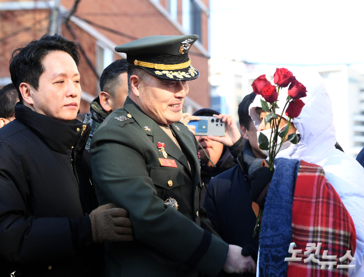 해병대 채 상병 순직 사건과 관련해 항명 및 상관명예훼손 혐의로 기소된 박정훈 전 해병대 수사단장(대령)이 9일 오전 서울 용산구 중앙지역군사법원에서 열린 1심 선고공판에서 무죄를 선고 받은 후 시민들의 축하를 받고 있다. 황진환 기자