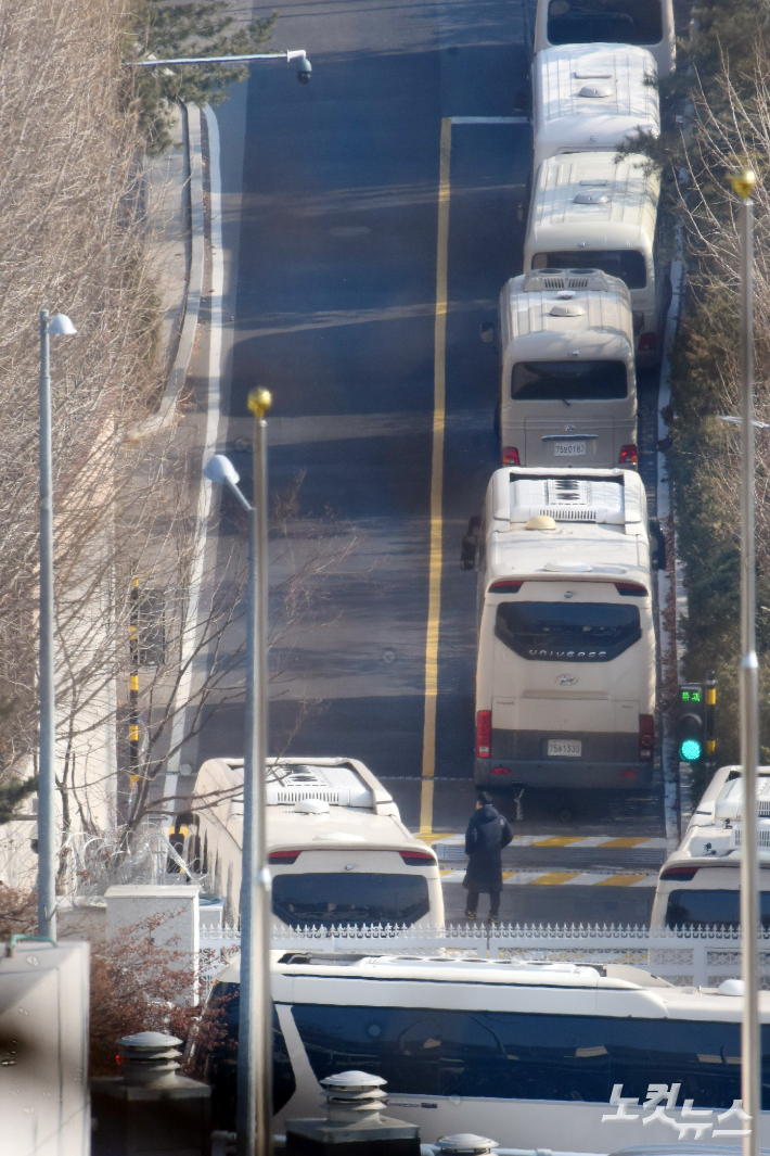 윤석열 대통령에 대한 체포영장 2차 집행을 앞둔 12일 서울 용산구 한남동 대통령 관저 진입로에 펜스와 차벽이 설치되어 있다. 윤창원 기자