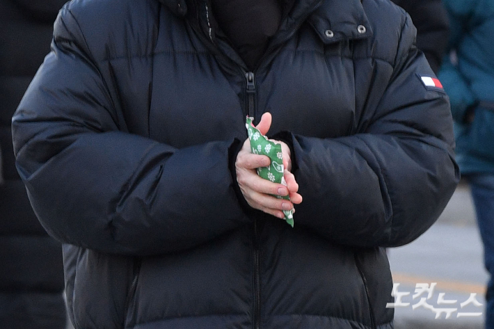 전국 아침 기온이 영하로 떨어진 가운데 시민들이 출근을 하고 있다. 류영주 기자