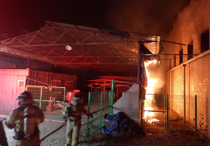 12일 오후 9시 7분쯤 경북 영천시 금호읍의 한 돈사에서 불이 났다. 경북소방본부 제공