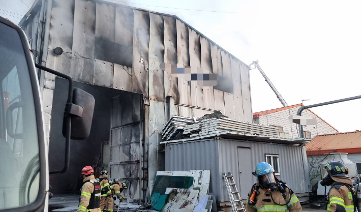 출동한 소방관들이 경주 천북면 폐기물 처리 공장 화재를 진화하고 있다. 경북소방본부 제공