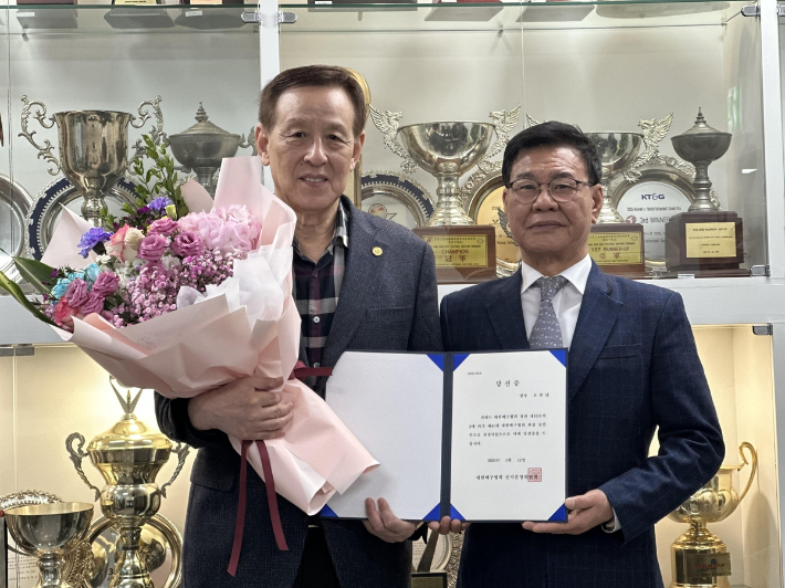 제41대 대한배구협회장 선거에서 단독 출마해 당선된 오한남 현 회장(왼쪽). 협회 