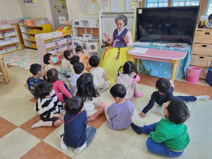 노인 일자리사업 중 신라이야기 보따리 프로그램. 경주시 제공