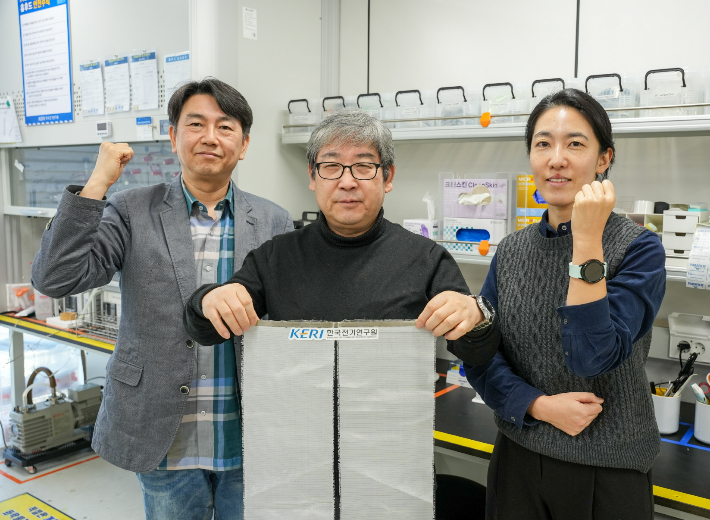 KERI 이동윤 박사(가운데)팀이 겨울철 전기차의 온돌형 난방을 실현하는 고효율 고유연 '금속섬유천 면상 발열체' 기술을 개발했다. 전기연구원 제공