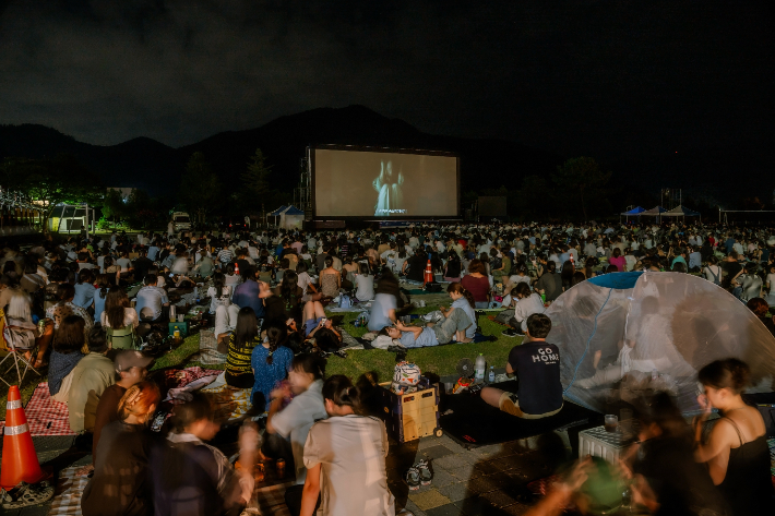 야외에서 정동진독립영화제를 즐기고 있는 시민과 관광객들. 강릉씨네마떼끄 제공