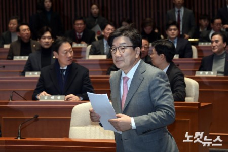발언대로 향하는 권성동 원내대표
