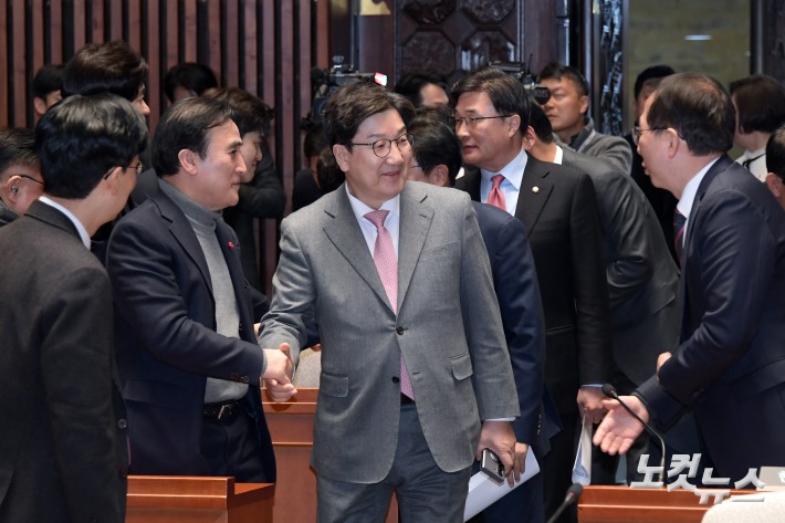 의원총회 참석하는 권성동 원내대표