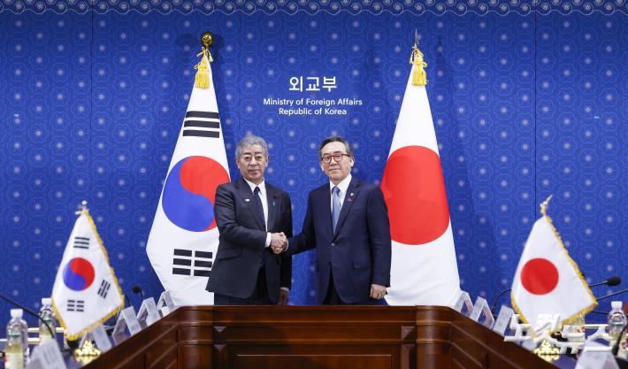 악수하는 조태열 장관-이와야 다케시 日외무대신