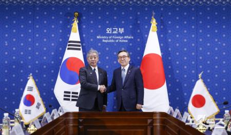 악수하는 조태열 장관-이와야 다케시 日외무대신