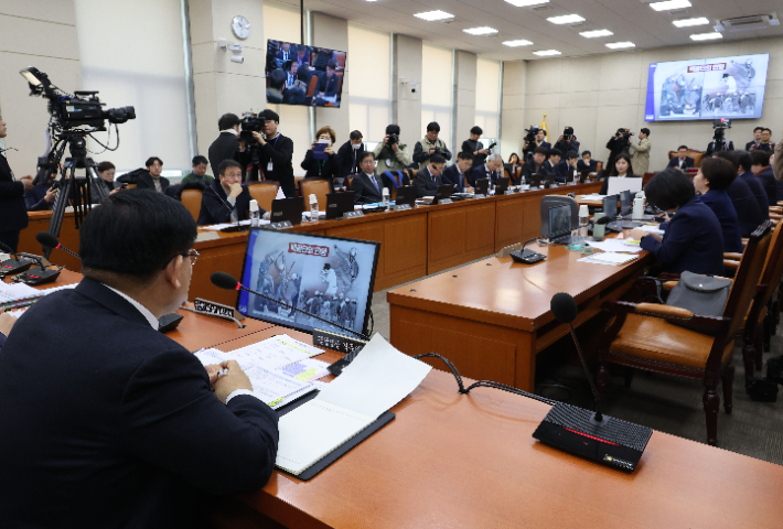 13일 오전 서울 여의도 국회에서 열린 행정안전위원회 전체회의에서 경찰청장 직무대행를 맡은 이호영 경찰청 차장이 의원 질의에 답하고 있다. 연합뉴스