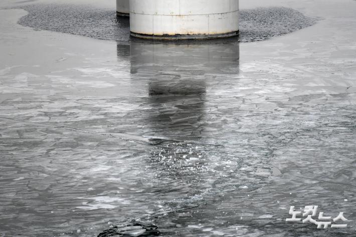 강추위에 얼어버린 한강