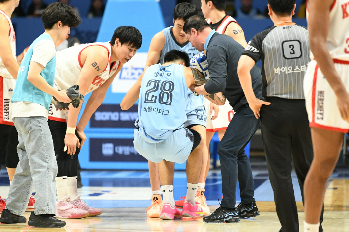 12일 SK와 경기 도중 부상을 당해 동료들의 부축을 받고 있는 소노 켐바오. KBL